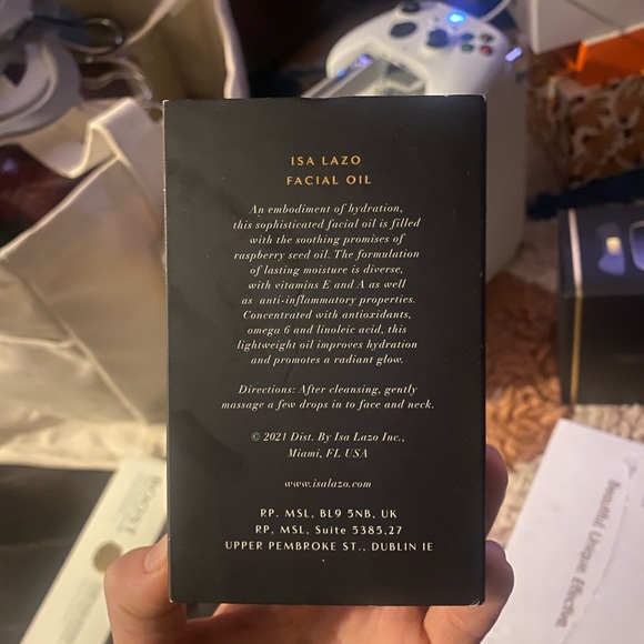 Isa Lazo Facial Oil - Picture 3 of 5